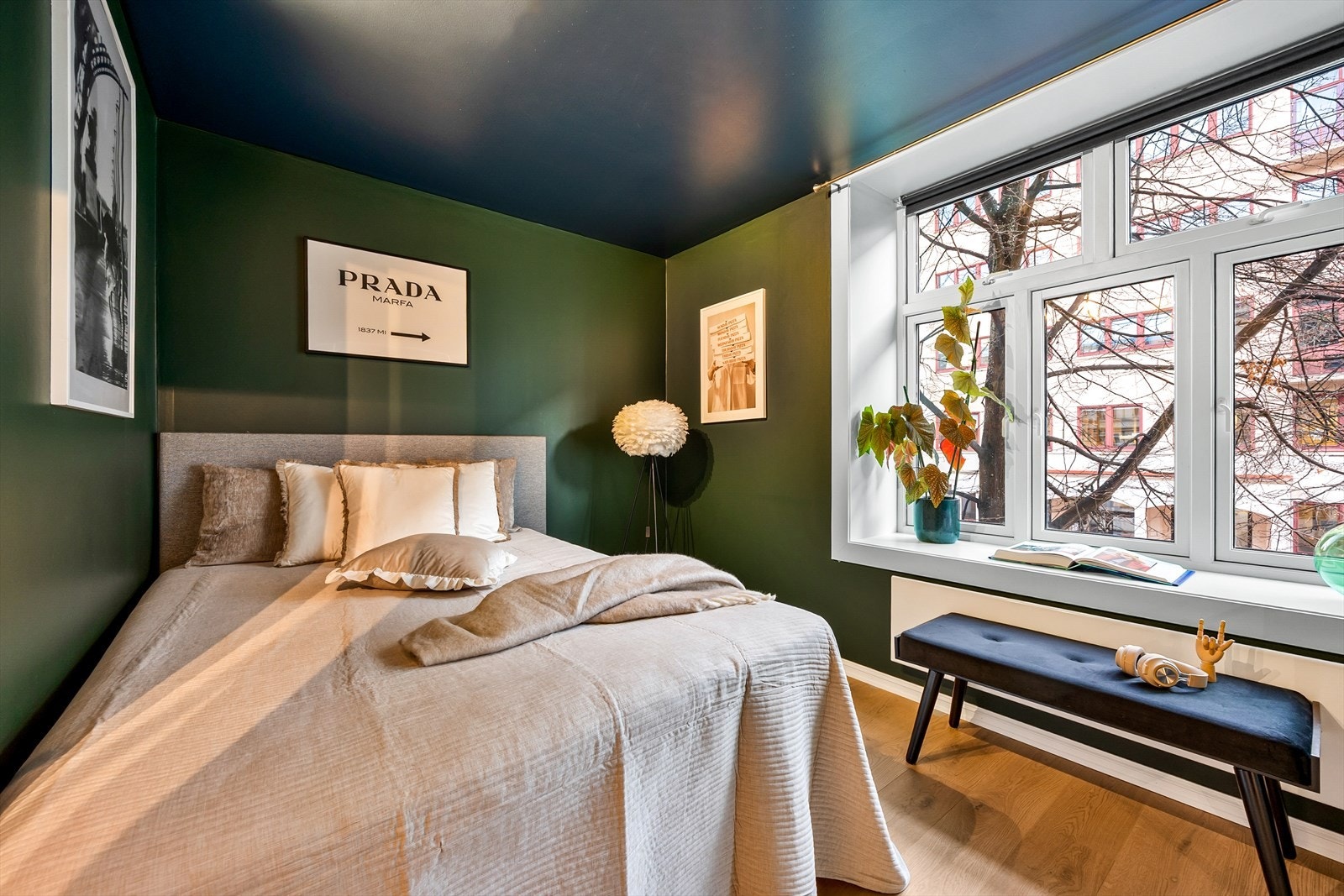 Soverommet er nylig oppgradert med ny en-stavs parkett og malte overflater. Galleribilde