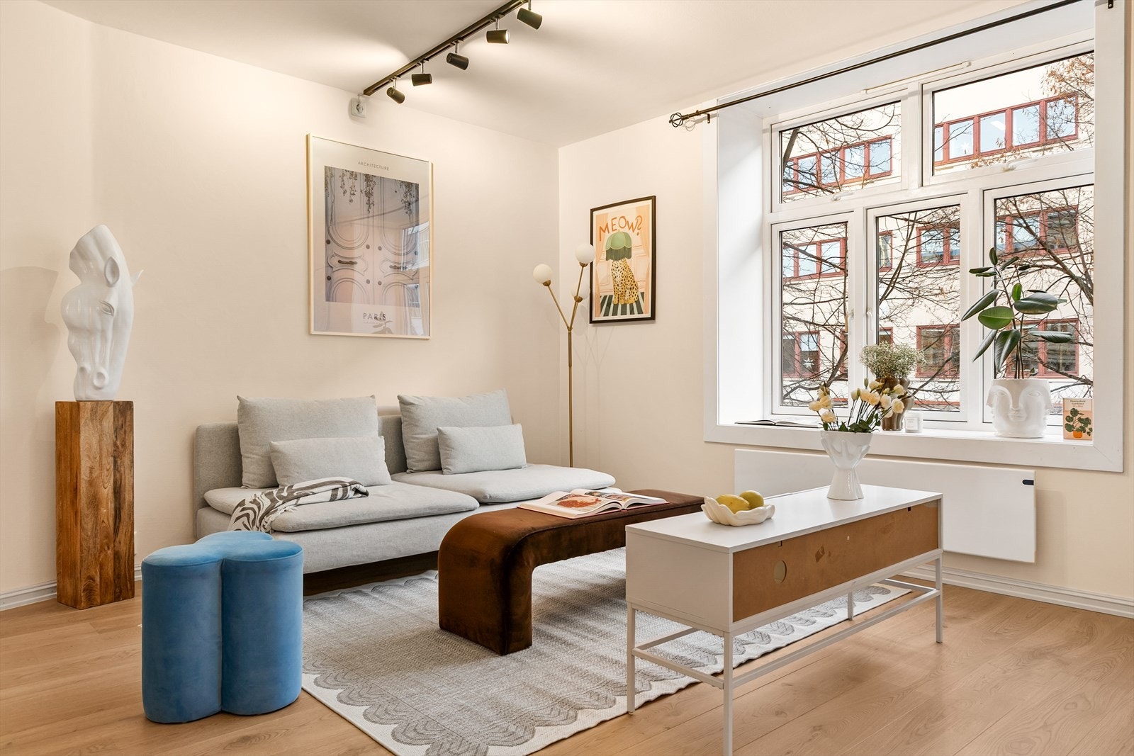 Spotlightskinner i taket sørger for god og justerbar belysning i stuen. Galleribilde