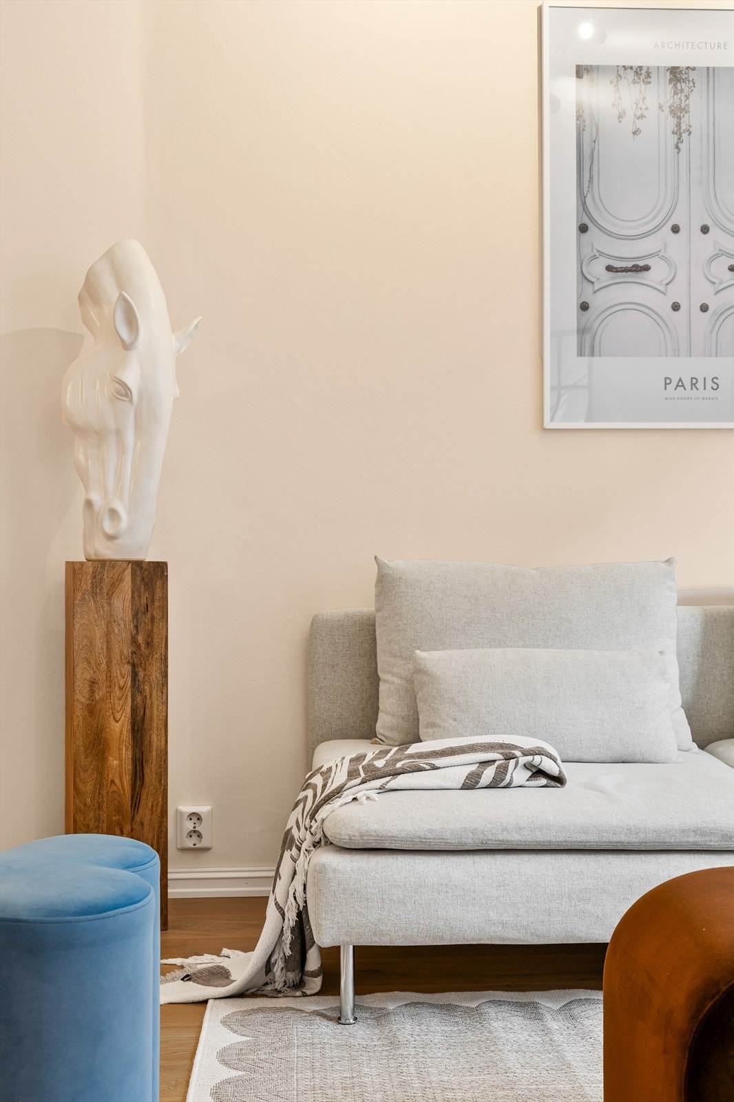 De lyse, nøytrale veggene er et godt utgangspunkt for personlig innredning. Galleribilde