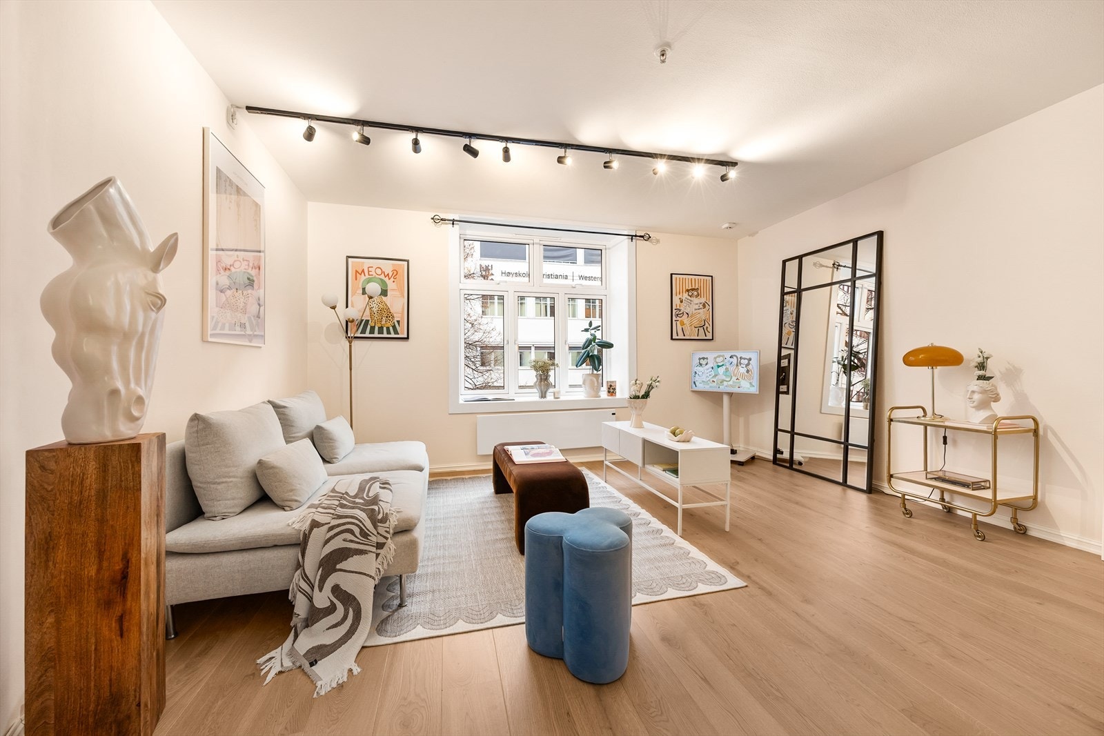 Den sydøstvendte stuen har en takhøyde på cirka 2,40 meter, som gir en luftig romfølelse. Galleribilde