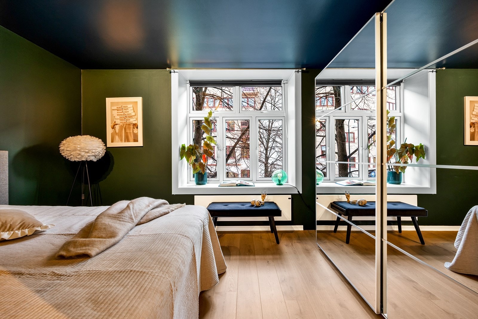 De store vindusflatene slipper inn godt med naturlig lys. Galleribilde