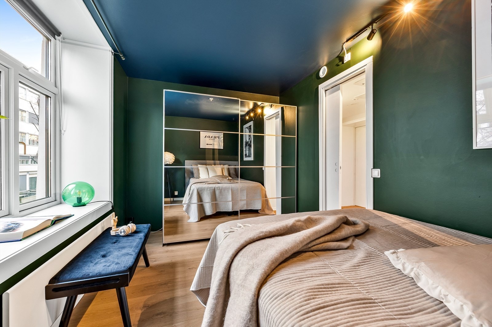 En stor skyvedørsgarderobe med speilfronter gir rikelig med oppbevaring. Galleribilde