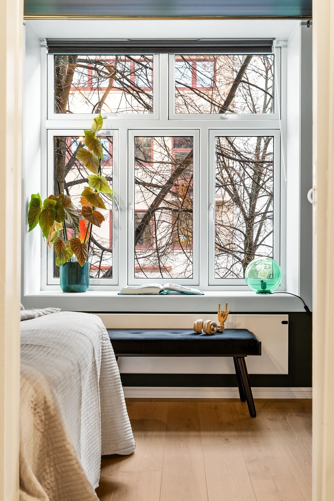 Fra soverommet ser man ut mot bygårdens indre gårdsrom. Galleribilde