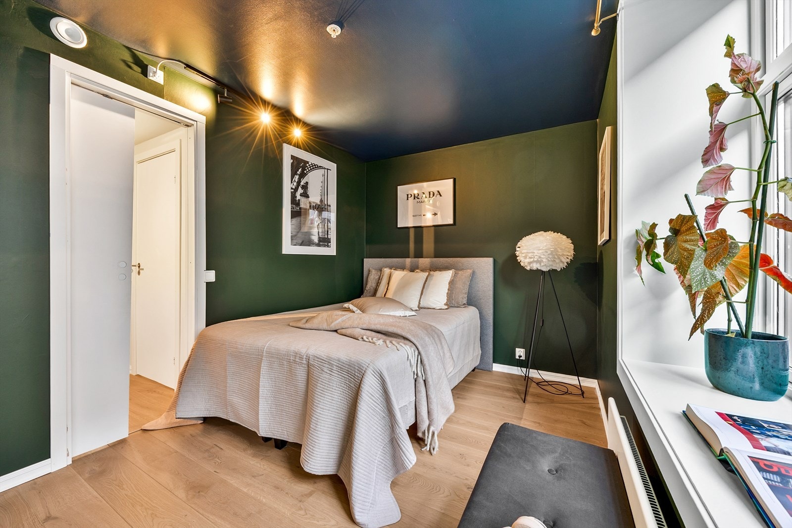 Soverommet har god plass til dobbeltseng og vender mot et rolig, indre gårdsrom. Galleribilde