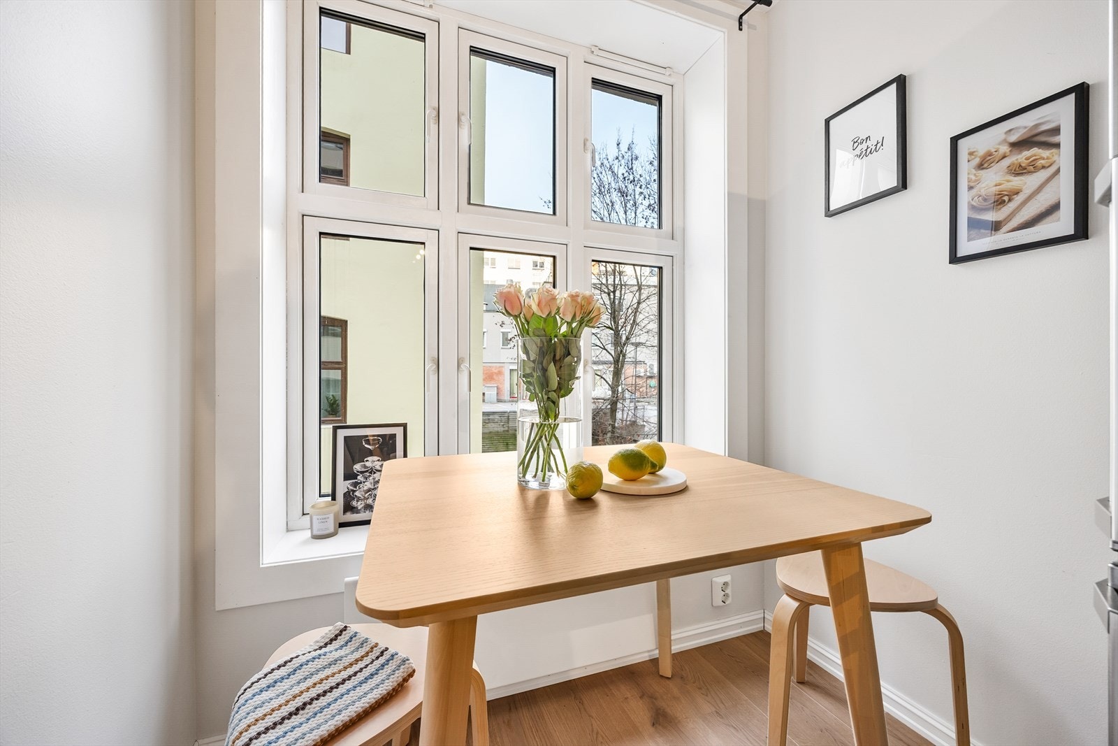 En hyggelig spiseplass ved vinduet med utsyn mot bakgården. Galleribilde