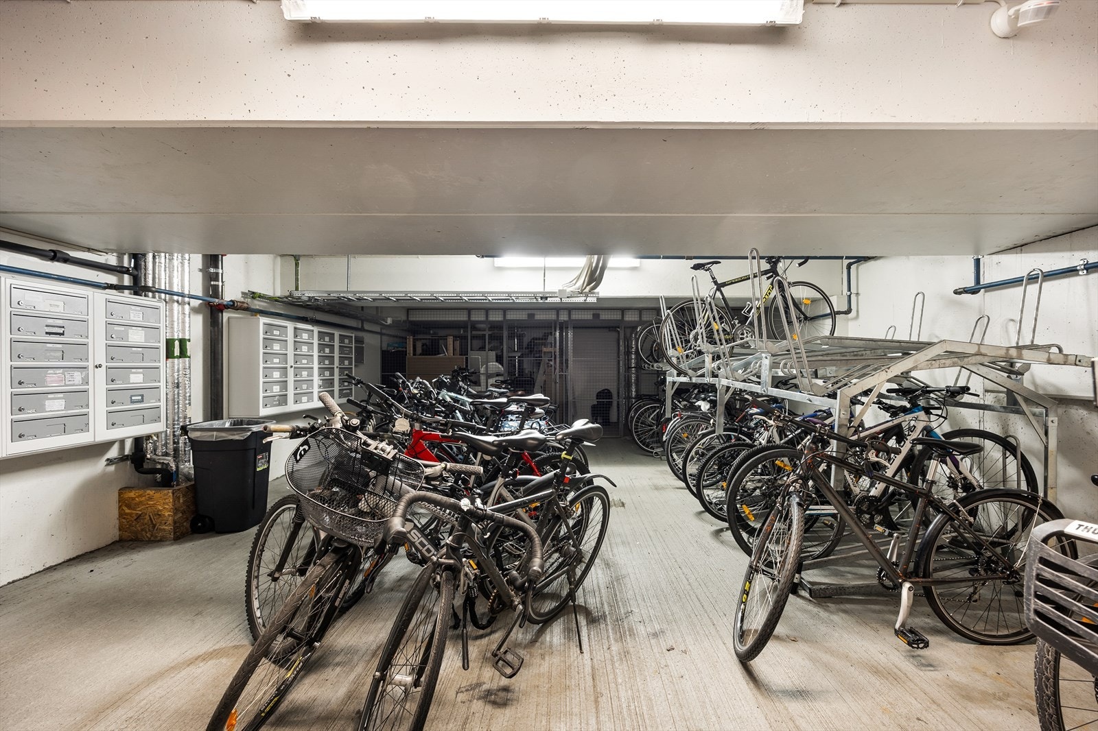 Borettslaget har felles sykkelparkering i kjelleren. Galleribilde
