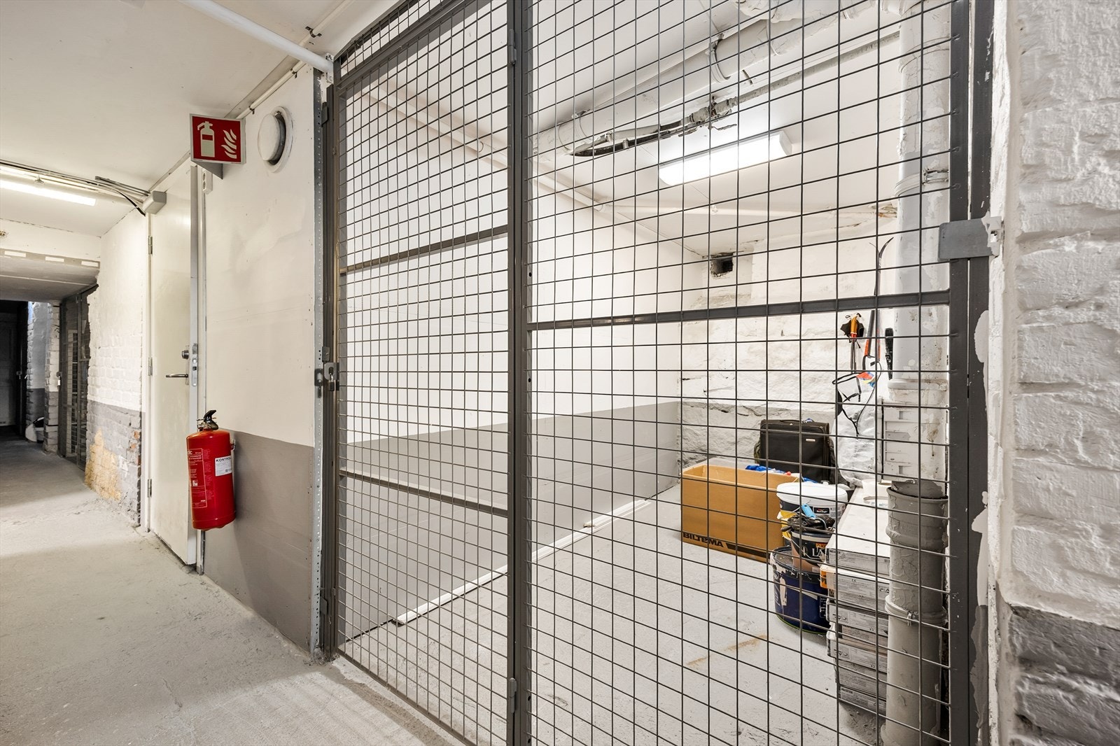 I tillegg medfølger en romslig kjellerbod på 6 m², som gir totalt 9 m² lagringsplass. Galleribilde