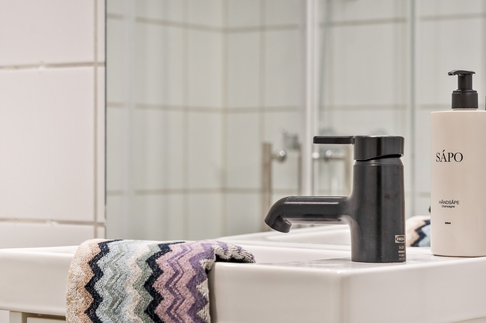 Moderne servantbatteri komplementerer baderomsinnredningen. Galleribilde