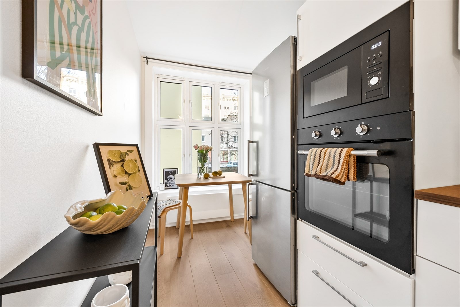 Høyskap med integrert stekeovn og mikrobølgeovn for en optimalisert arealbruk. Galleribilde