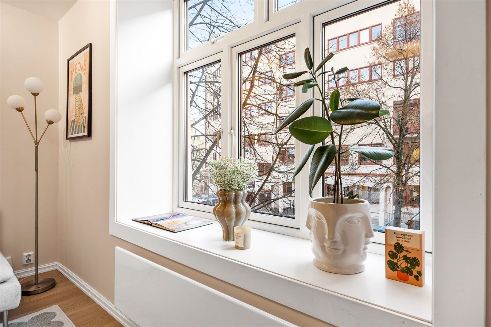 Brede vinduskarmer i de isolerte glassvinduene gir ekstra avstillingsplass. Galleribilde