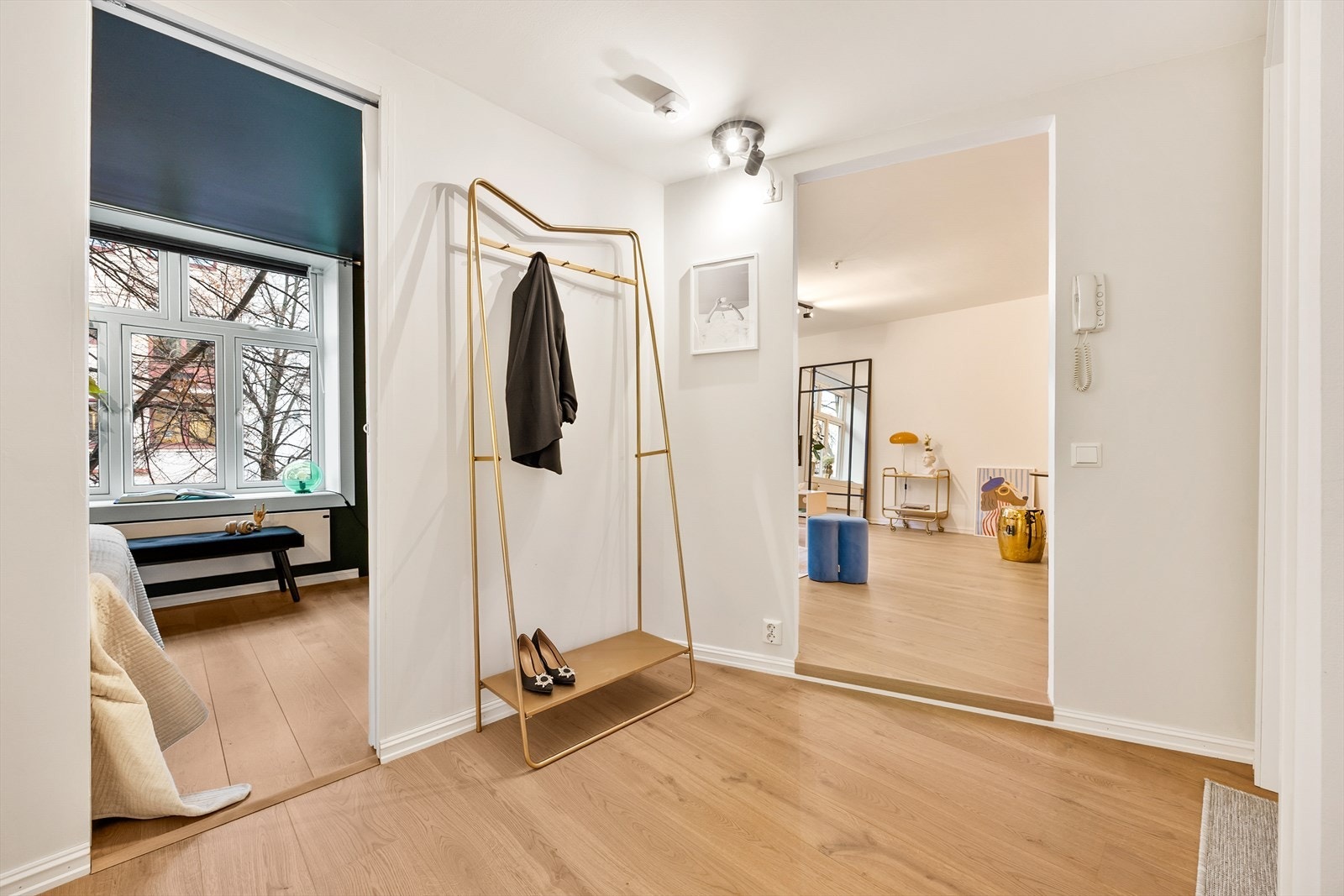 Gjennomgående en-stavs parkett, lagt i 2025, skaper en helhetlig følelse i leiligheten. Galleribilde