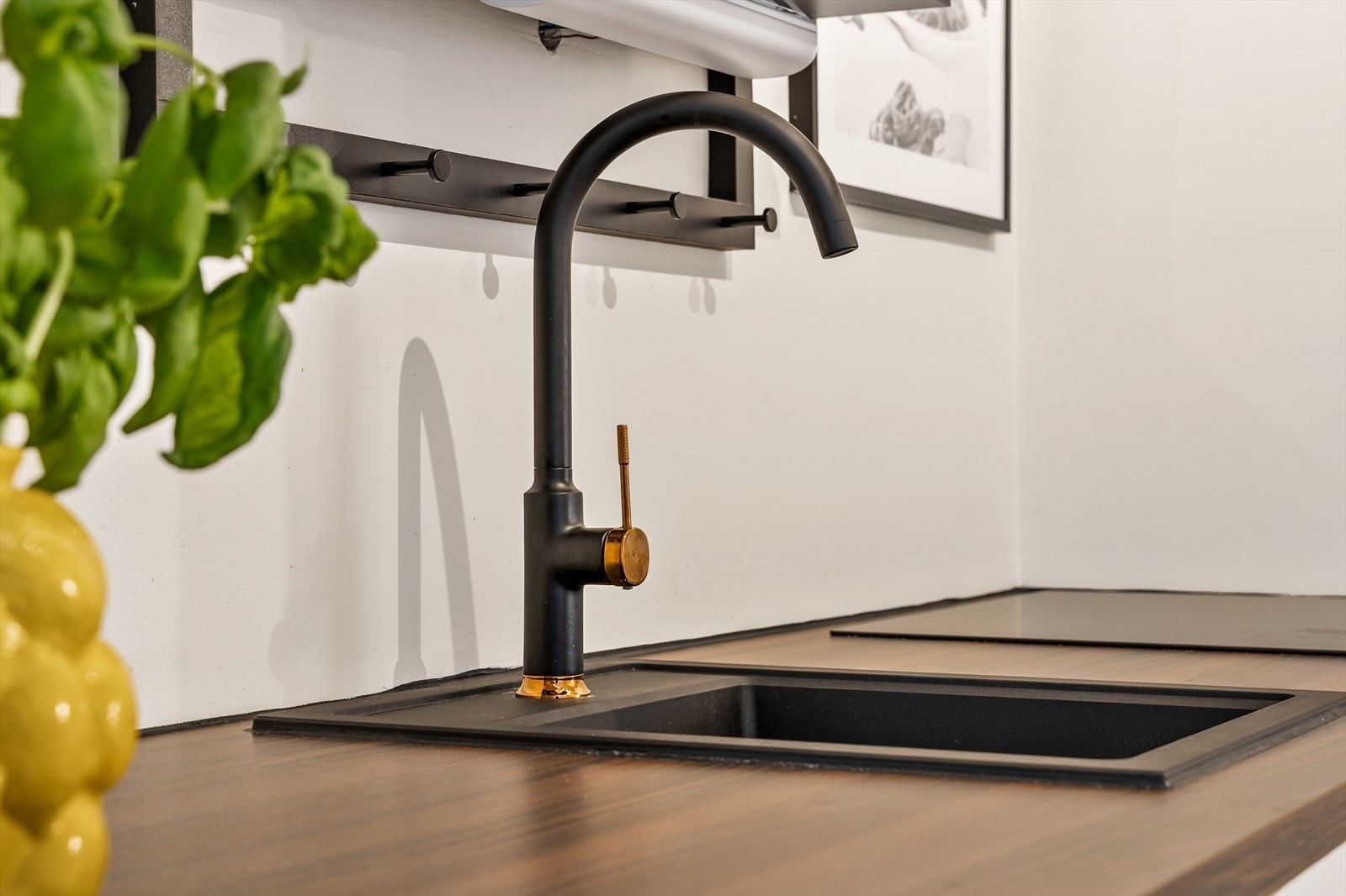 Moderne ett-greps kran og nedfelt kum i sort utførelse. Galleribilde