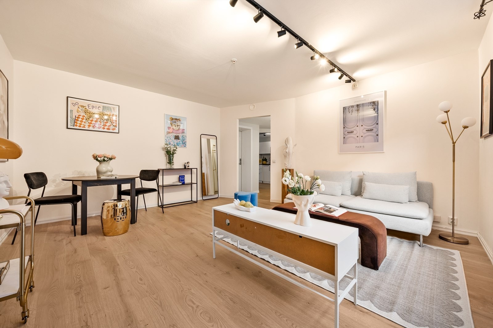 Rommet er arealeffektivt med god plass til både sofagruppe og spisebord. Galleribilde