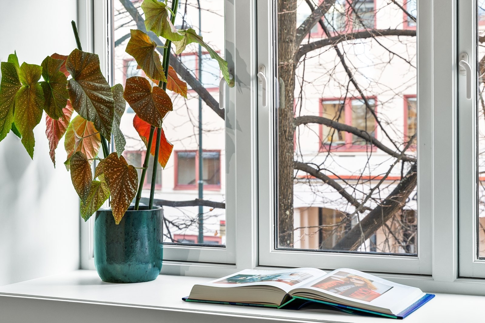 Detaljene er gjennomførte, med nymalte flater også i vinduskarmen. Galleribilde
