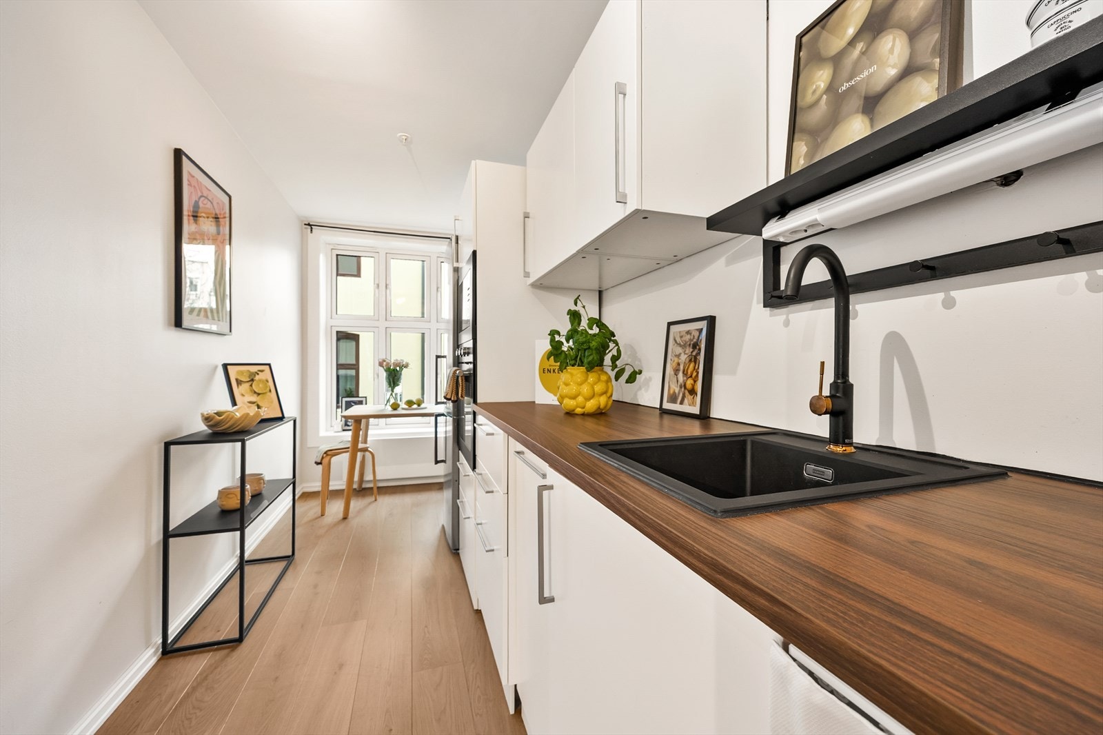 Laminatbenkeplaten gir en slitesterk og praktisk arbeidsflate. Galleribilde