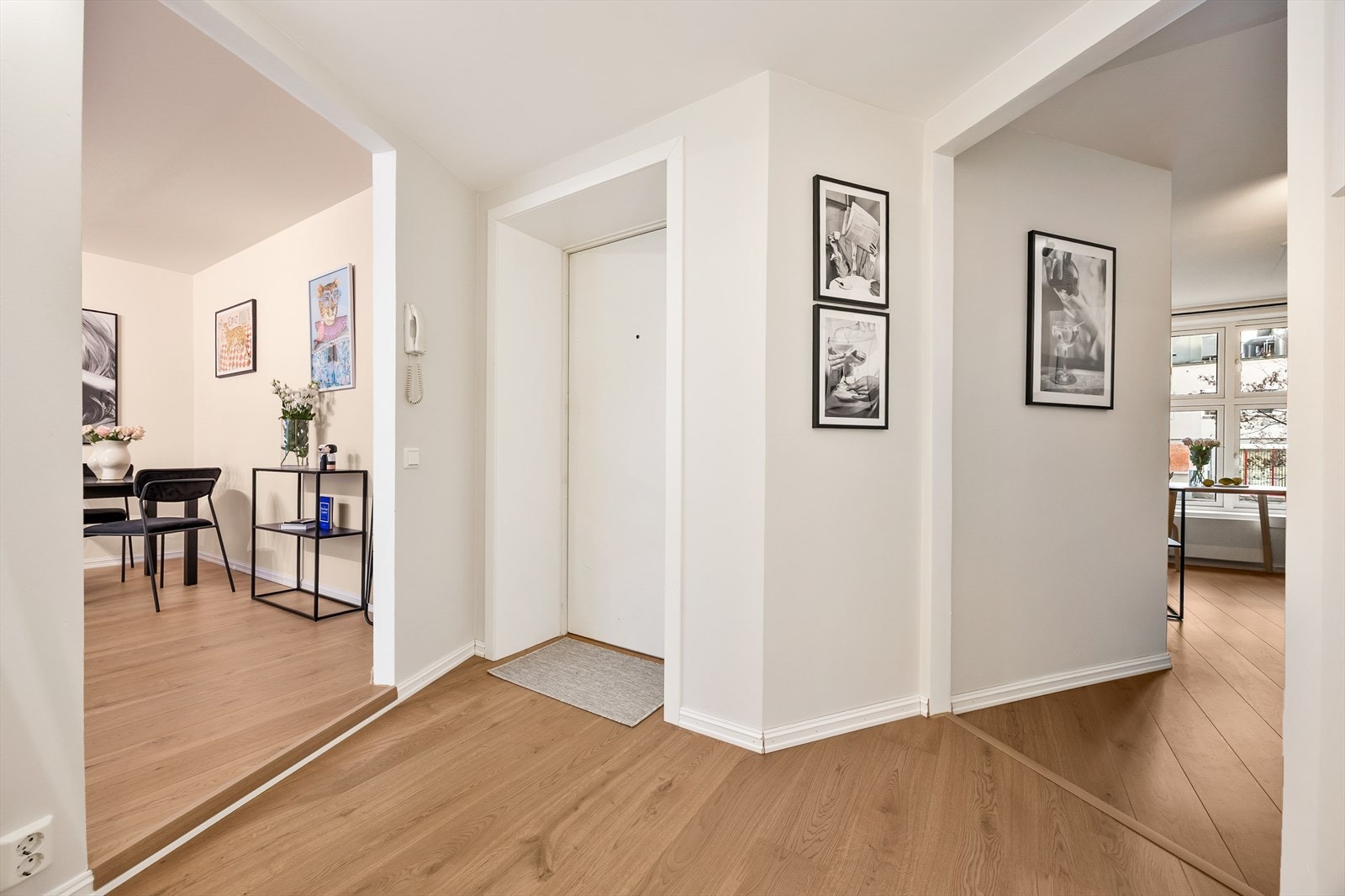 En lys entré ønsker velkommen inn via en brann- og lydklassifisert dør. Galleribilde