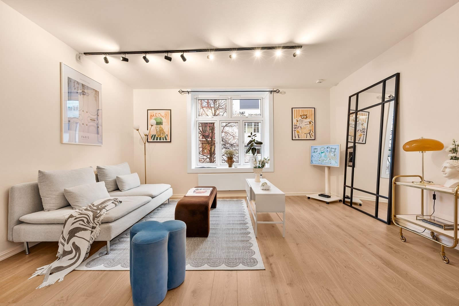 Store vindusflater gir godt med dagslys og utsikt mot gateplan. Galleribilde