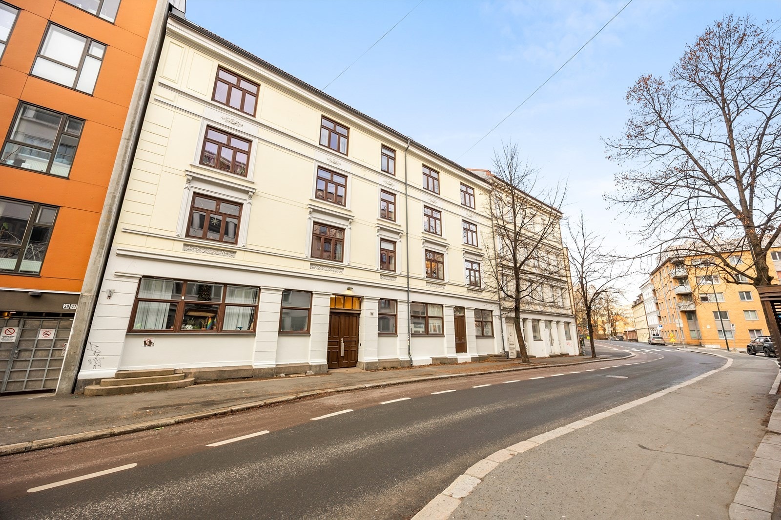 Leiligheten har en svært sentral beliggenhet i en klassisk bygård fra 1922. Galleribilde