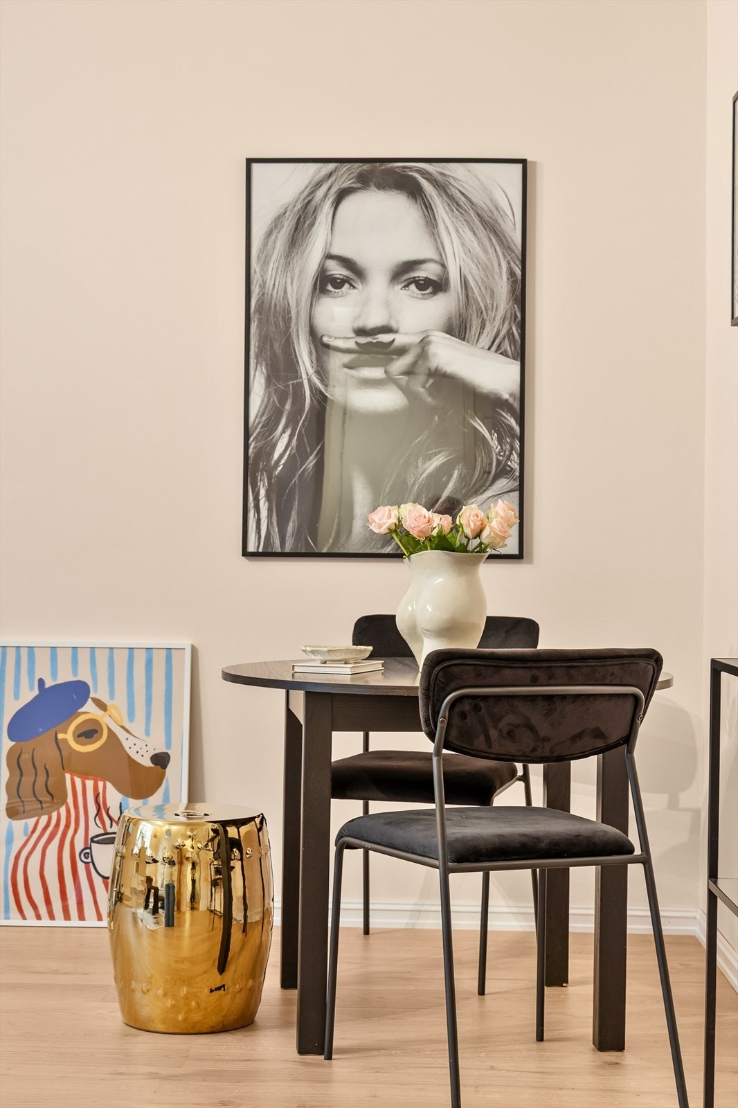 God plass til en hyggelig spisesone i stuen. Galleribilde