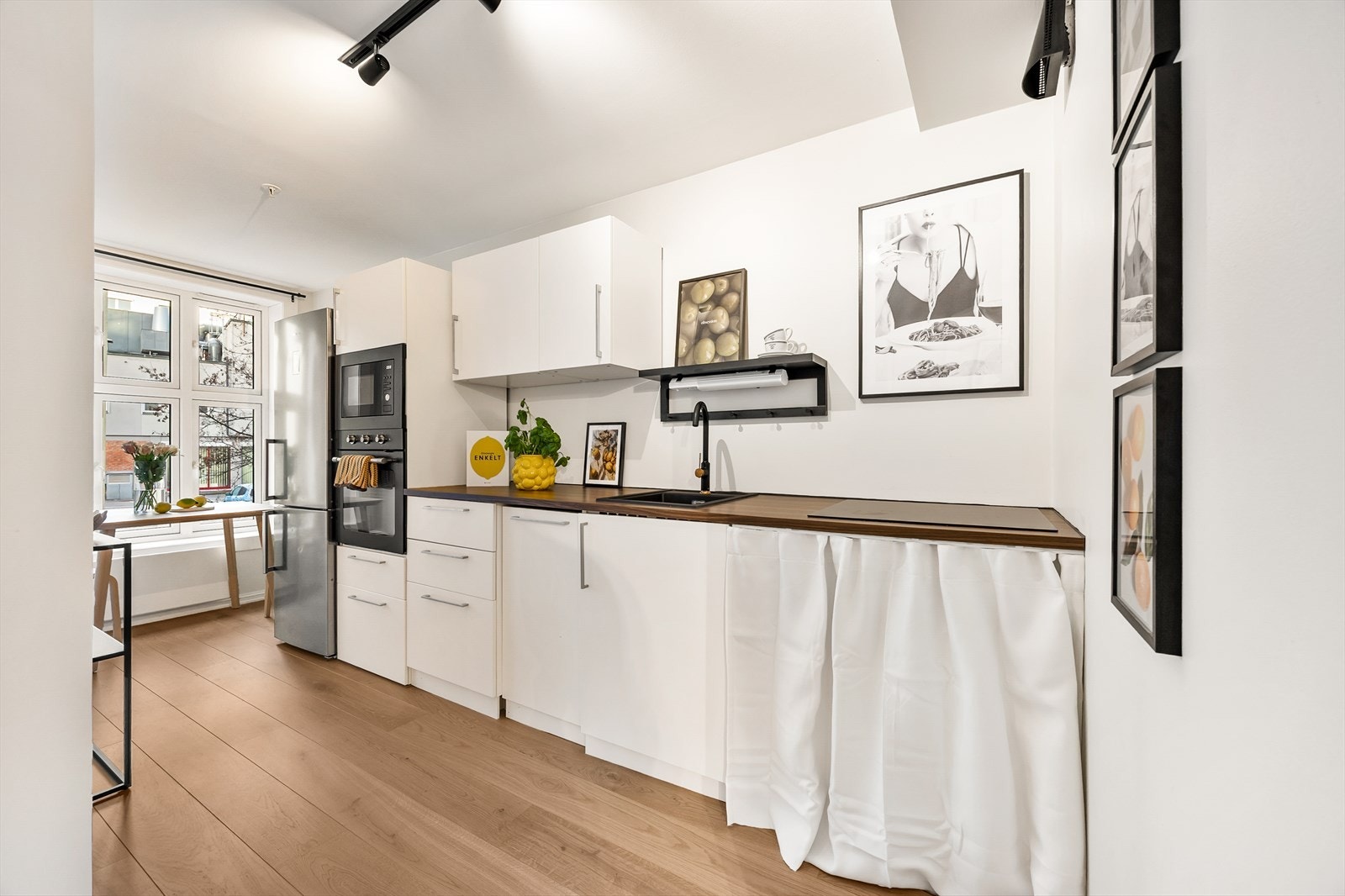 Kjøkkenet er praktisk innredet med integrerte hvitevarer og nye overflater fra 2025. Galleribilde