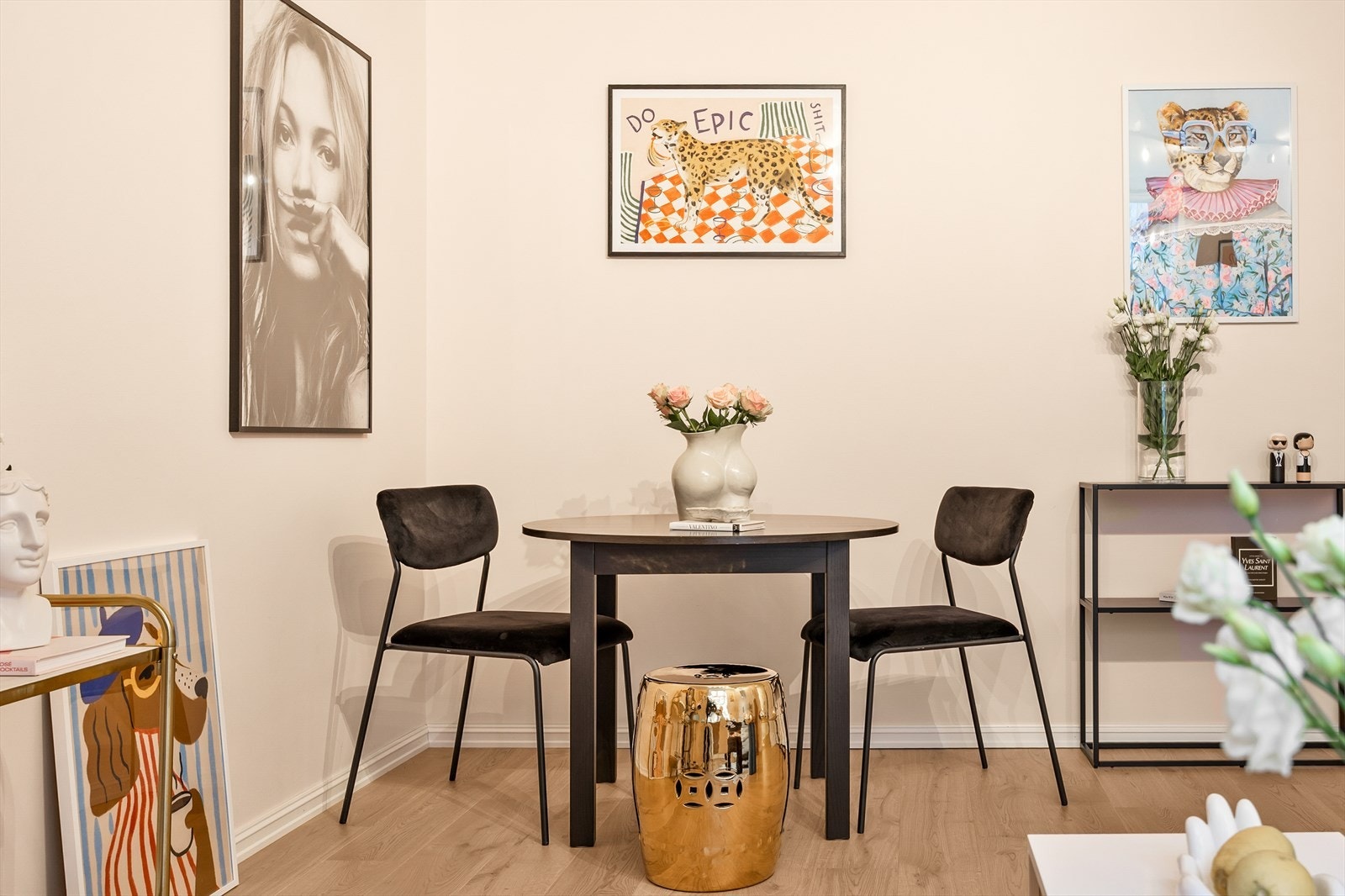 Leiligheten har en gjennomført stil med moderne detaljer. Galleribilde