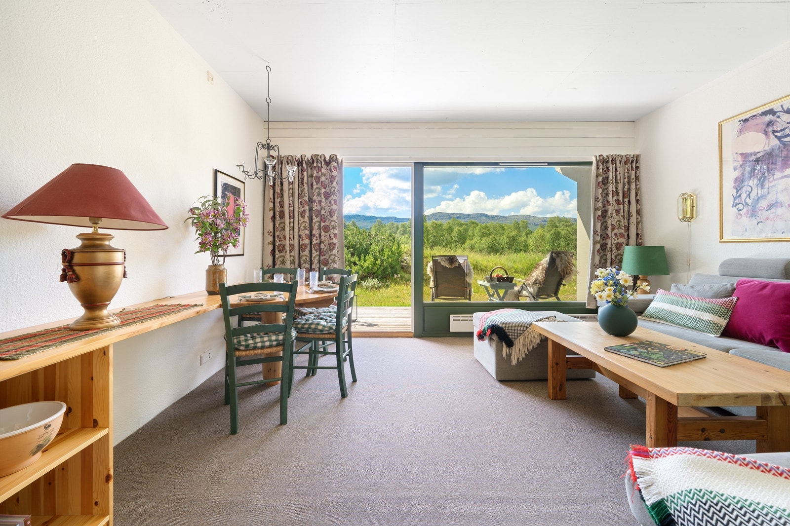 Stue sett fra kjøkken. Galleribilde