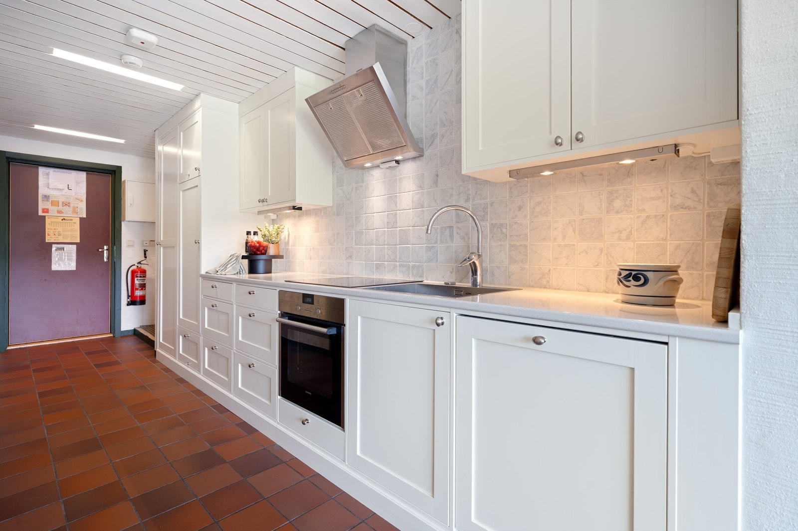 Kjøkken med integrerte hvitevarer. Galleribilde