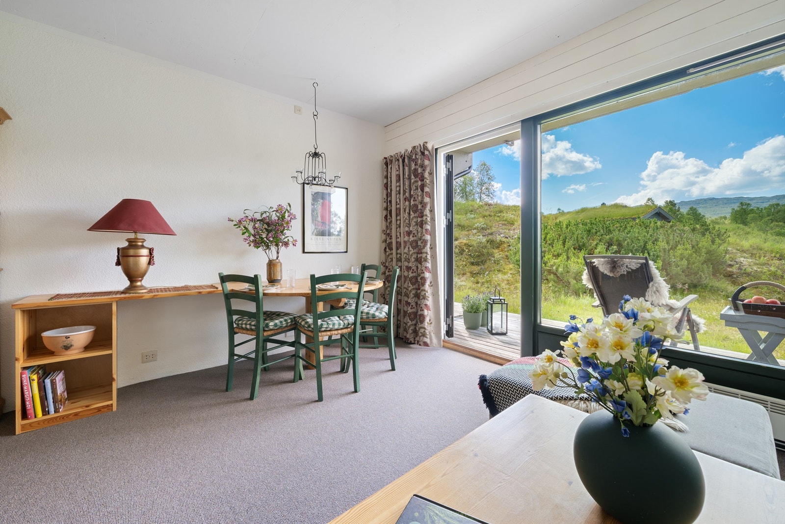 Stue med spiseplass og utgang terrasse og terreng. Galleribilde