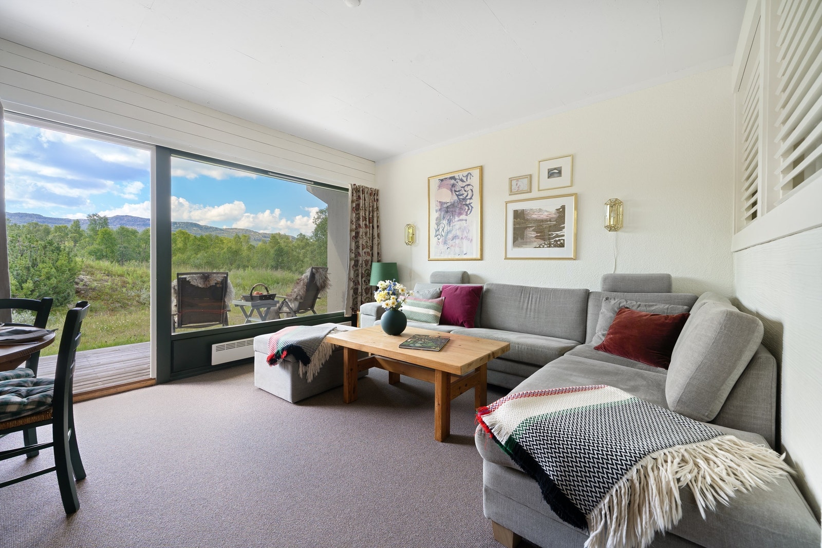 Stue med sofakroken og utsikten, Galleribilde