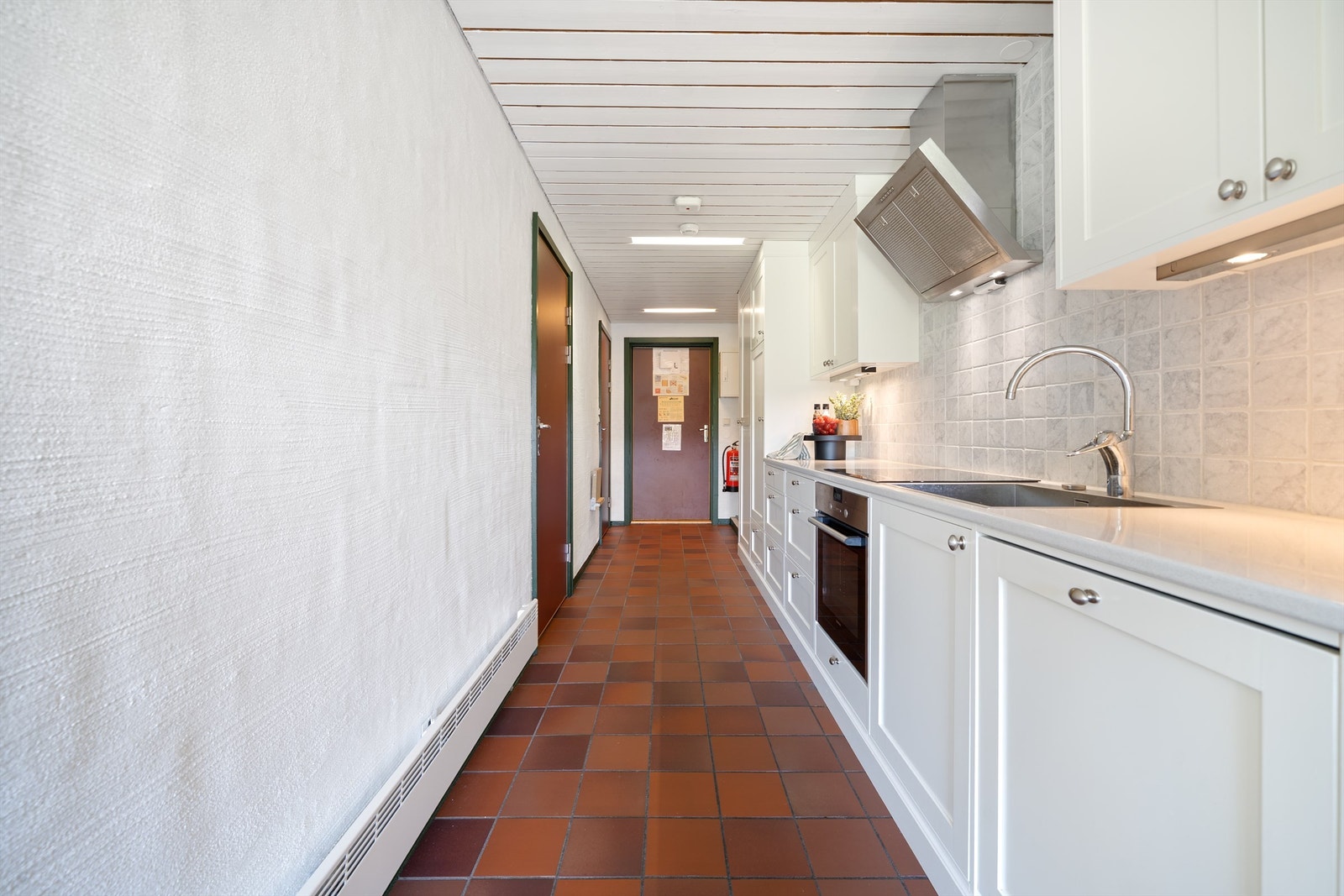 Gang mellom inngangen og stue. Kjøkken til høyre. Soverom og bad til venstre. Galleribilde