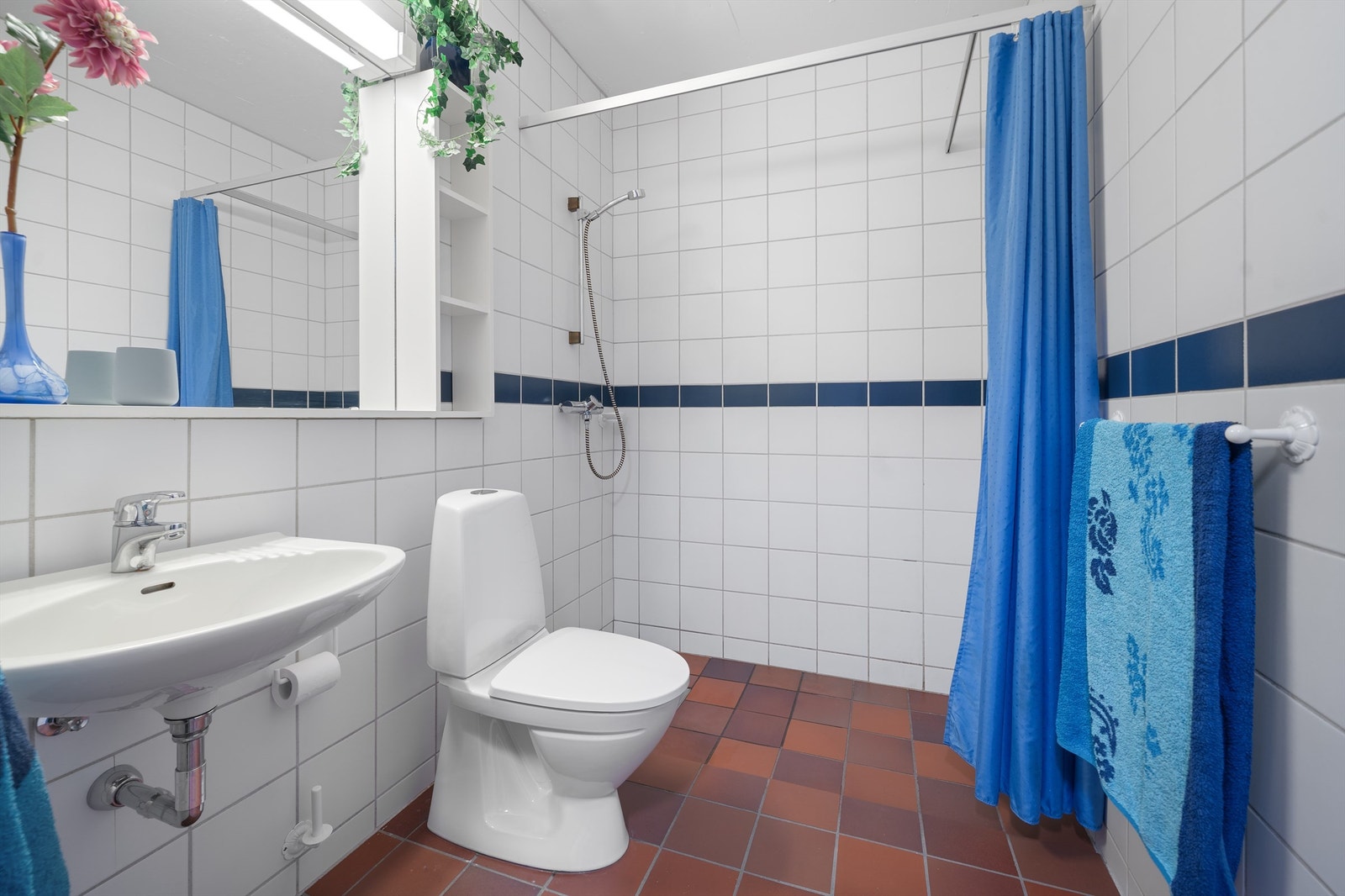 Bad med dusjhjørne, wc og servant. Galleribilde