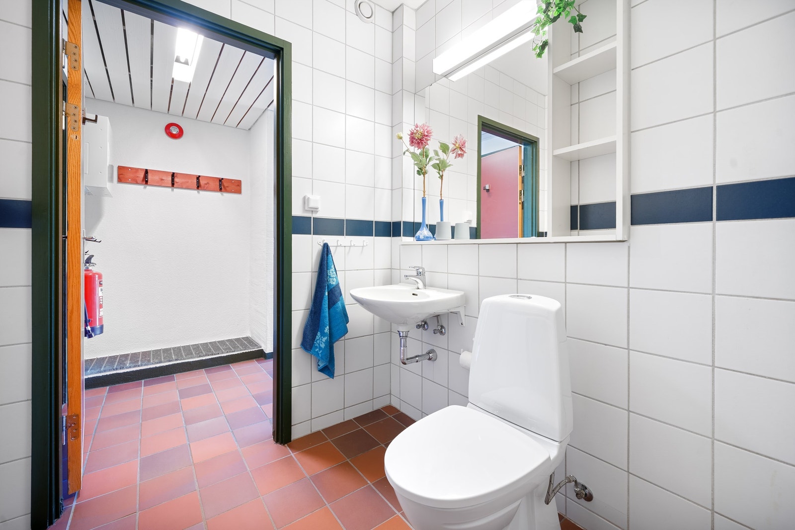 Bad med dusjhjørne, wc og servant. Galleribilde