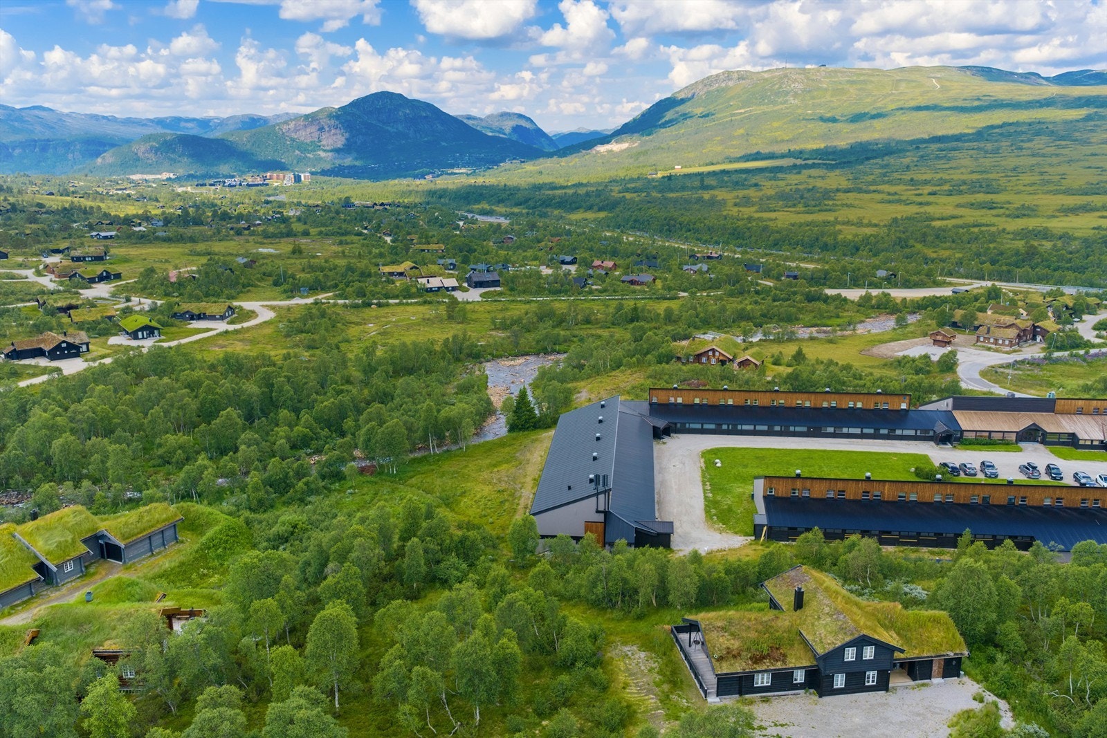 Dronefoto mot skisenteret og Hovden sentrum. Galleribilde