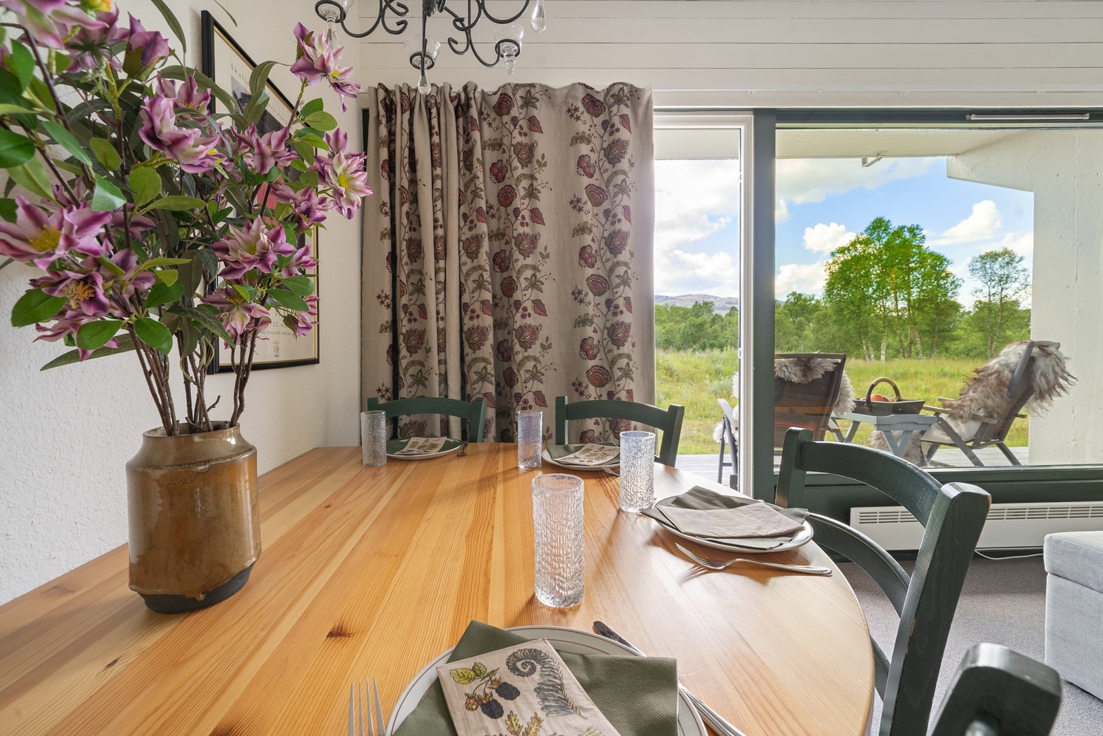 Stue med utgang til terrasse og terreng. Galleribilde