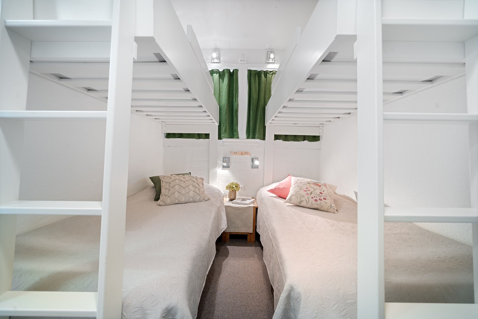 Soverom innredet med dobbeltseng som kan deles og køyer som kan slås opp og ned. Galleribilde