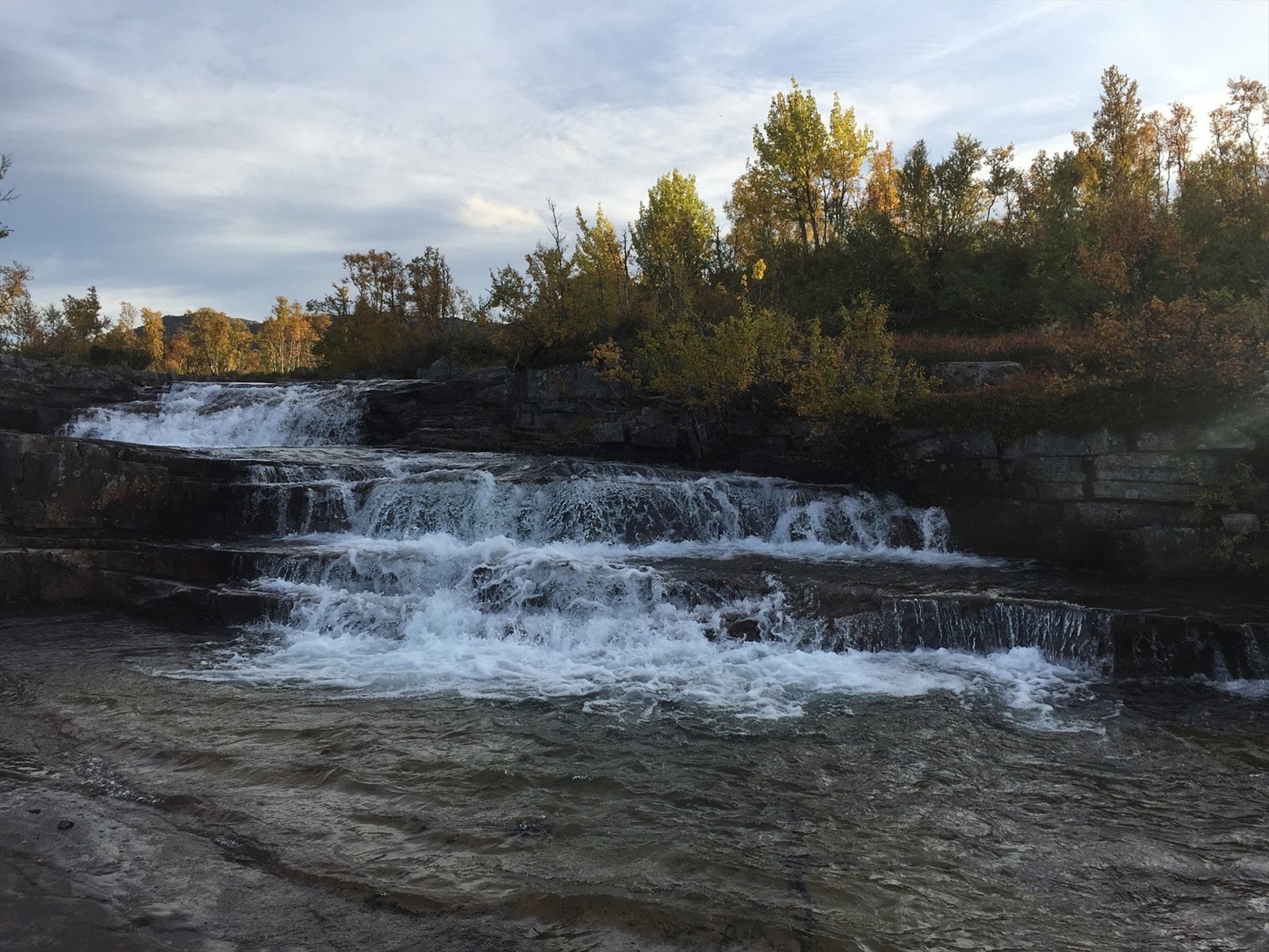Ligger rett ved koselige Byrtemannsbekken med kulper og bademuligheter Galleribilde