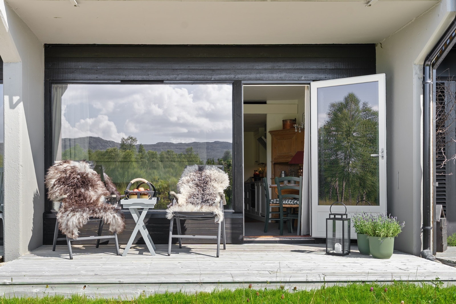 Terrassen med inngang til leiligheten. Galleribilde