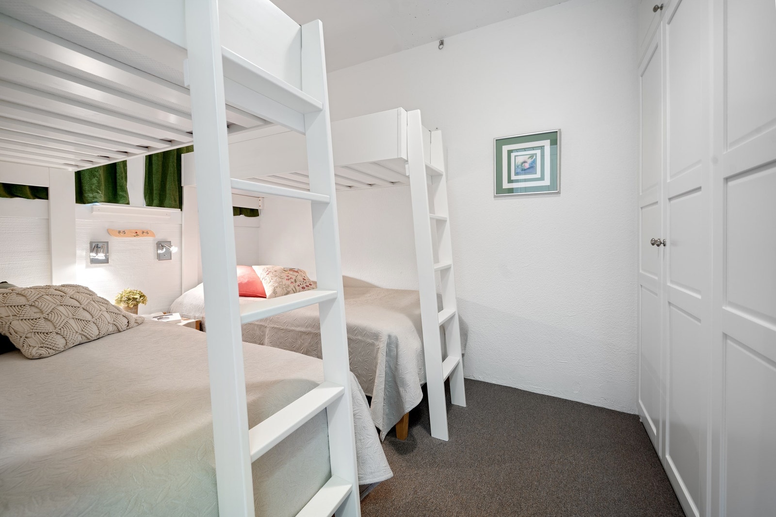 Soverom innredet med dobbeltseng som kan deles og køyer som kan slås opp og ned. Galleribilde