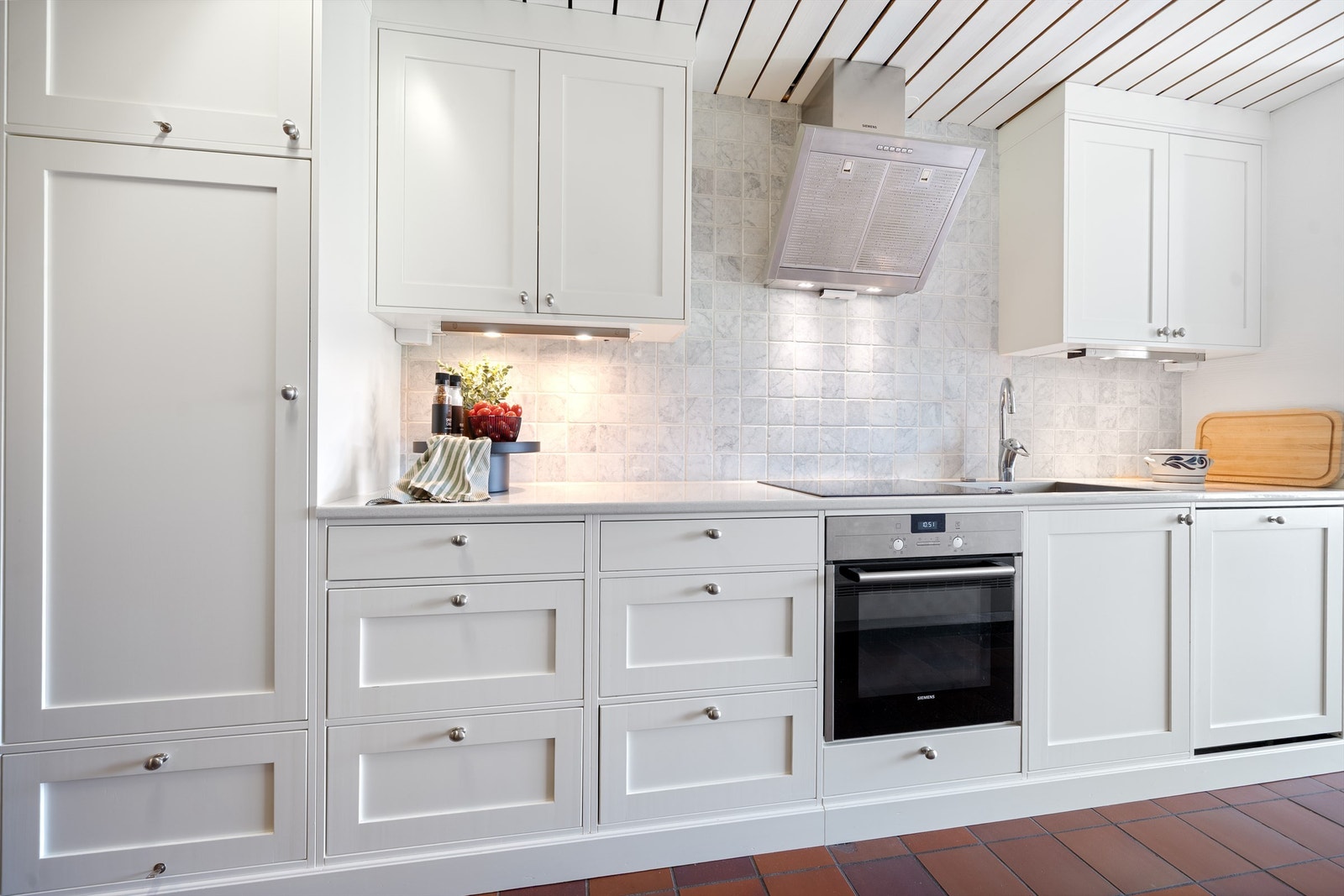 Kjøkken med godt med lagringsplass. Galleribilde