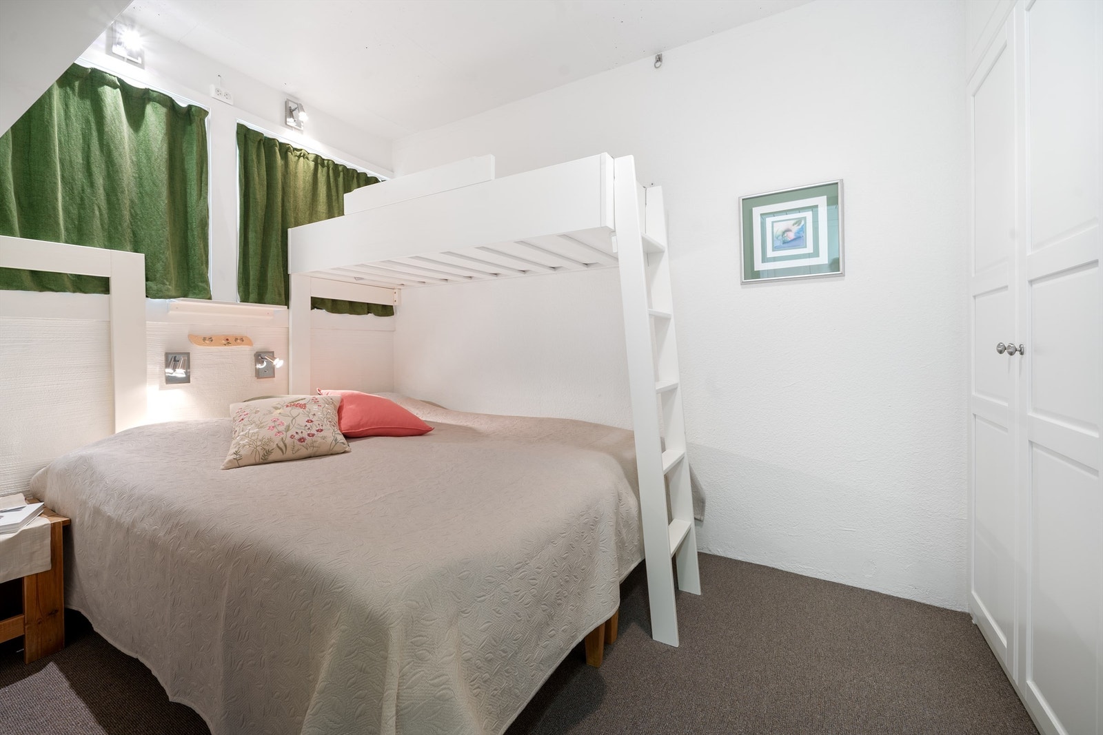 Soverom innredet med dobbeltseng som kan deles og køyer som kan slås opp og ned. Skap. Galleribilde