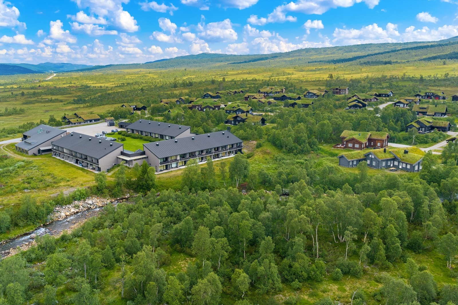 Beliggende rett ved oppkjørt skiløype og turløype. Galleribilde