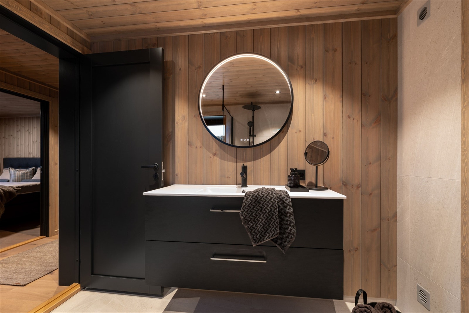 Badet i 1. etg. med dobbelt dusj og inngang til badstue, Vegghengt wc, og servant med skuffer under. Galleribilde