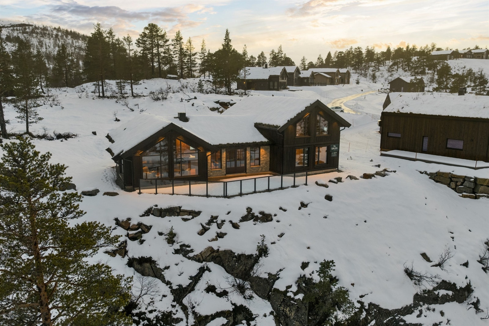 Usjenert beliggenhet med stor terrasse. Galleribilde