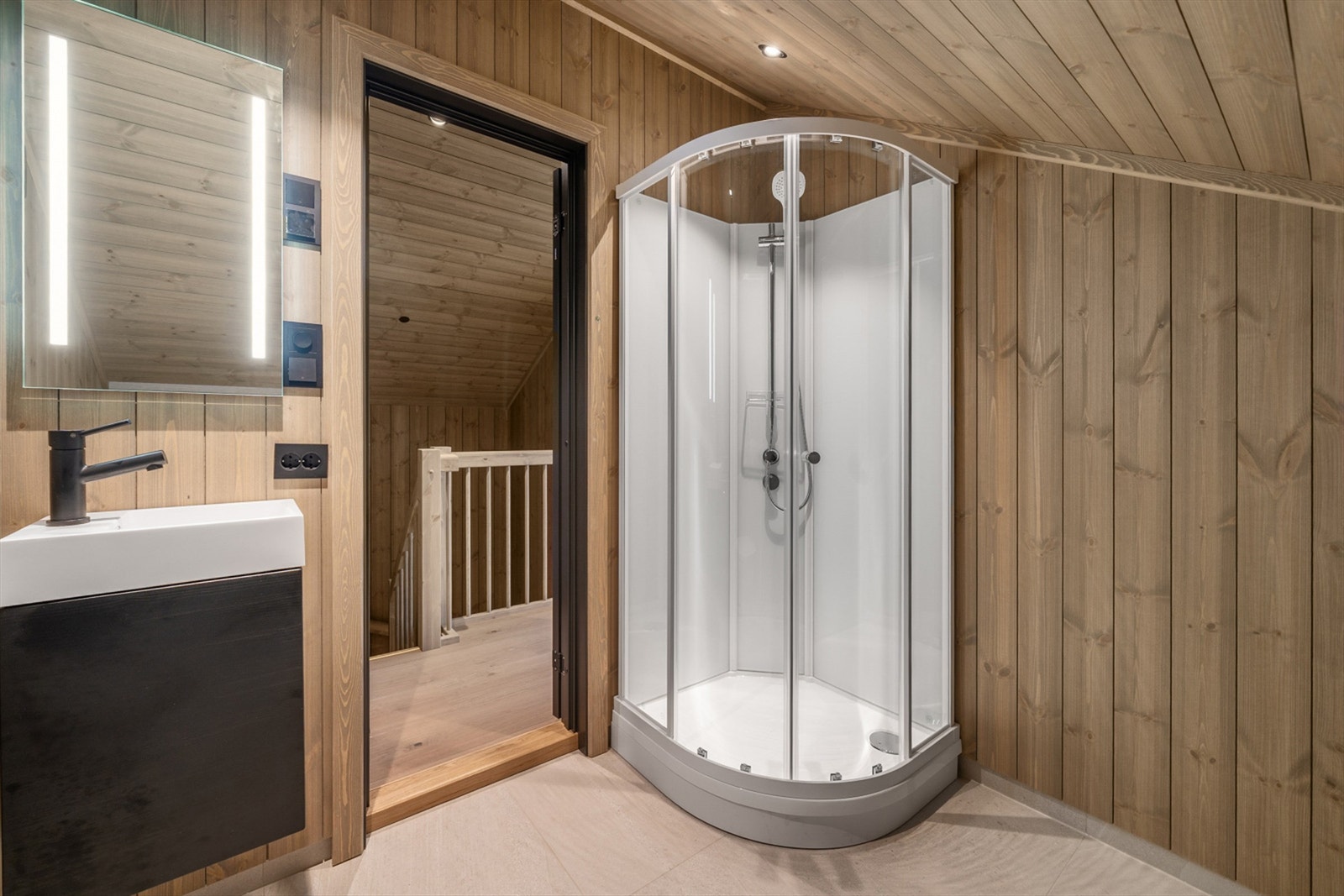 Badet i 2. etg. Innredet med vegghengt wc, servant og dusjkabinett. Galleribilde