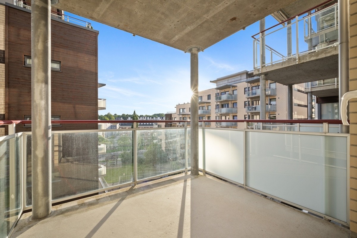 Balkong på ca. 7 kvm, møblert med hjørnesofa og sofabord Galleribilde