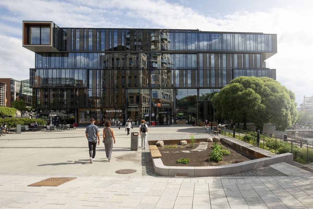 Torgbygget med butikker og t-bane ligger bare minuttet unna. Galleribilde