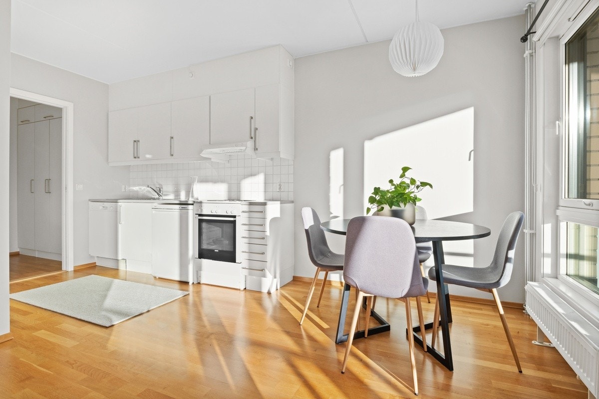 Oppvaskmaskin, kjøleskap, komfyr medfølger. Galleribilde