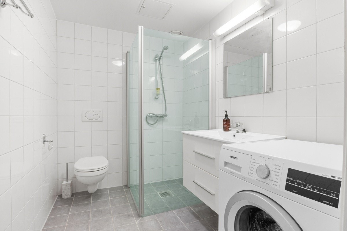 Romslig bad med varmekabler og vaskemaskin. Galleribilde