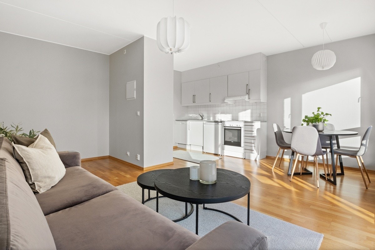 Planløsning med god plass til seng/dobbeltseng i alkoveløsningen. Galleribilde