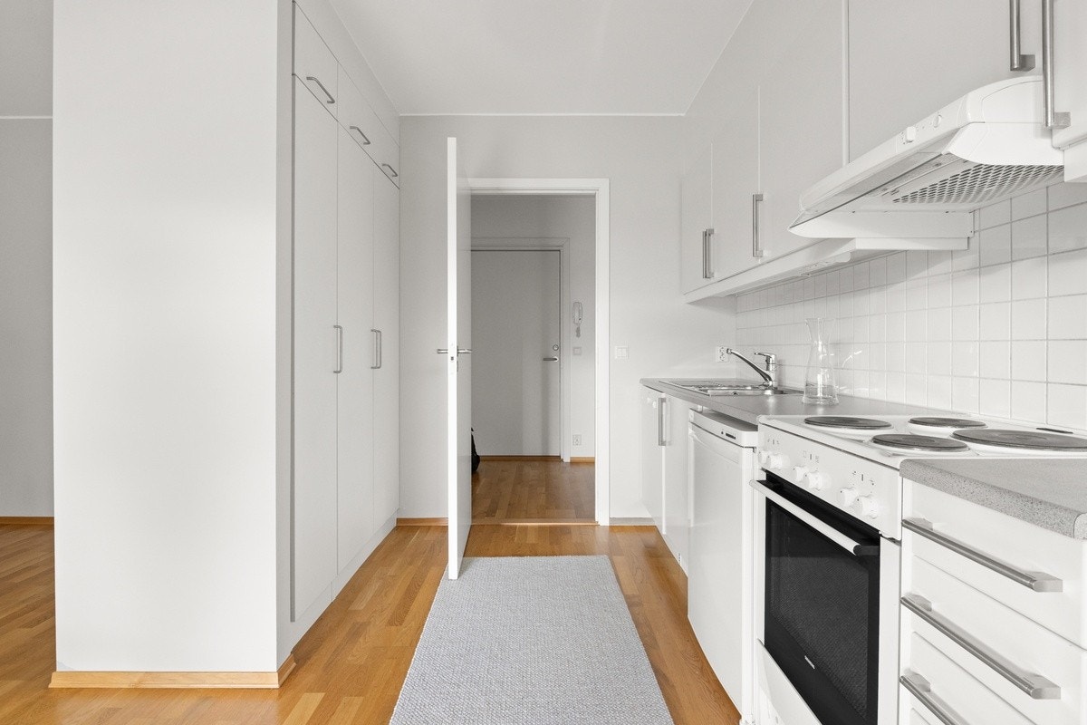 Godt med skapplass på kjøkken og i entre. Galleribilde